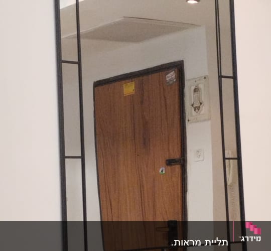 דלת עץ עם מנעול ומראה במסגרת מתכת